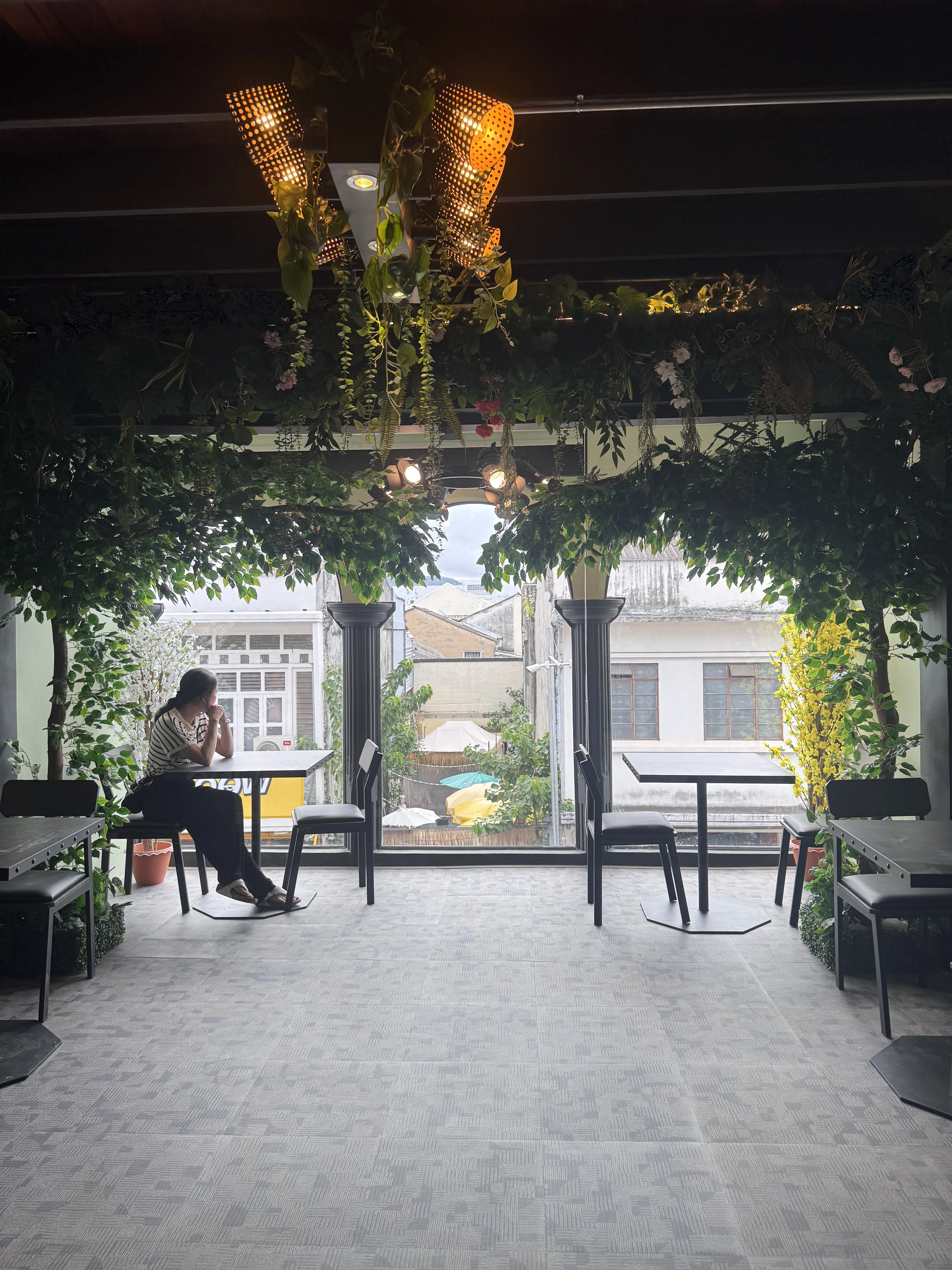 Café Lounge — Cozy Seating Area